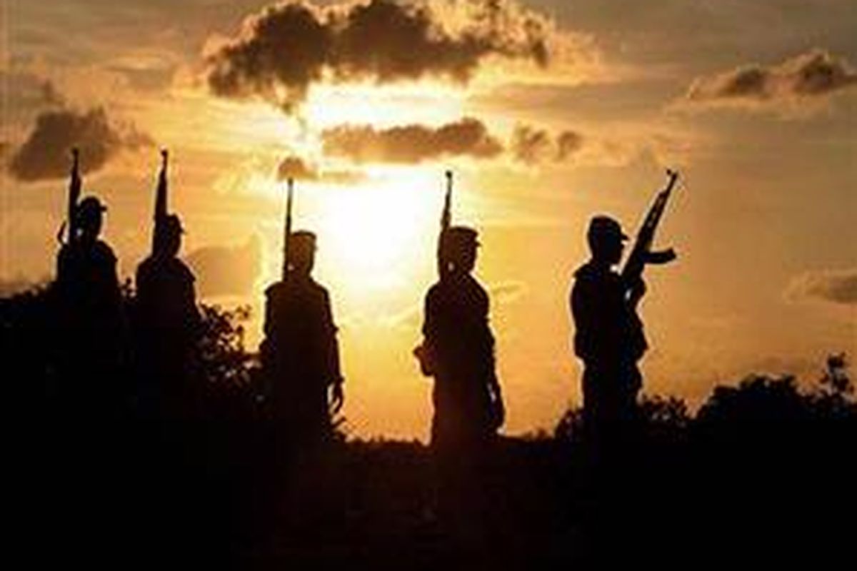 Pasukan Sri Lanka berpatroli di sepanjang tapal batas de fakto Nager Kovil, Semenanjung Jaffna, sekitar 400 kilometer utara Colombo, 6 April 2008