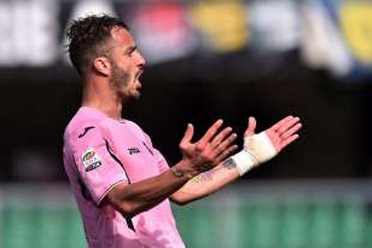 Penyerang Palermo, Alberto Gilardino, berjasa menyelamatkan timnya dari jurang degradasi musim 2015-2016.