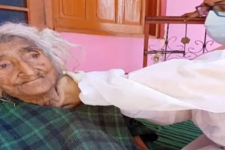 Rehtee Begum, wanita tertua di dunia saat vaksinasi Covid-19. [SS/YOUTUBE/REPUBLIC WORLD]