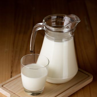 Minum susu sebelum tidur dapat memberikan enam efek samping pada tubuh.