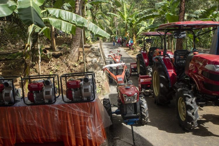Kementerian Pertanian (Kementan) menyerahkan alsintan berupa Traktor Roda Dua 20 unit, Cultivator 5 unit, dan Power Thresher Multiguna 5 unit ke petani Jembrana, Bali. 