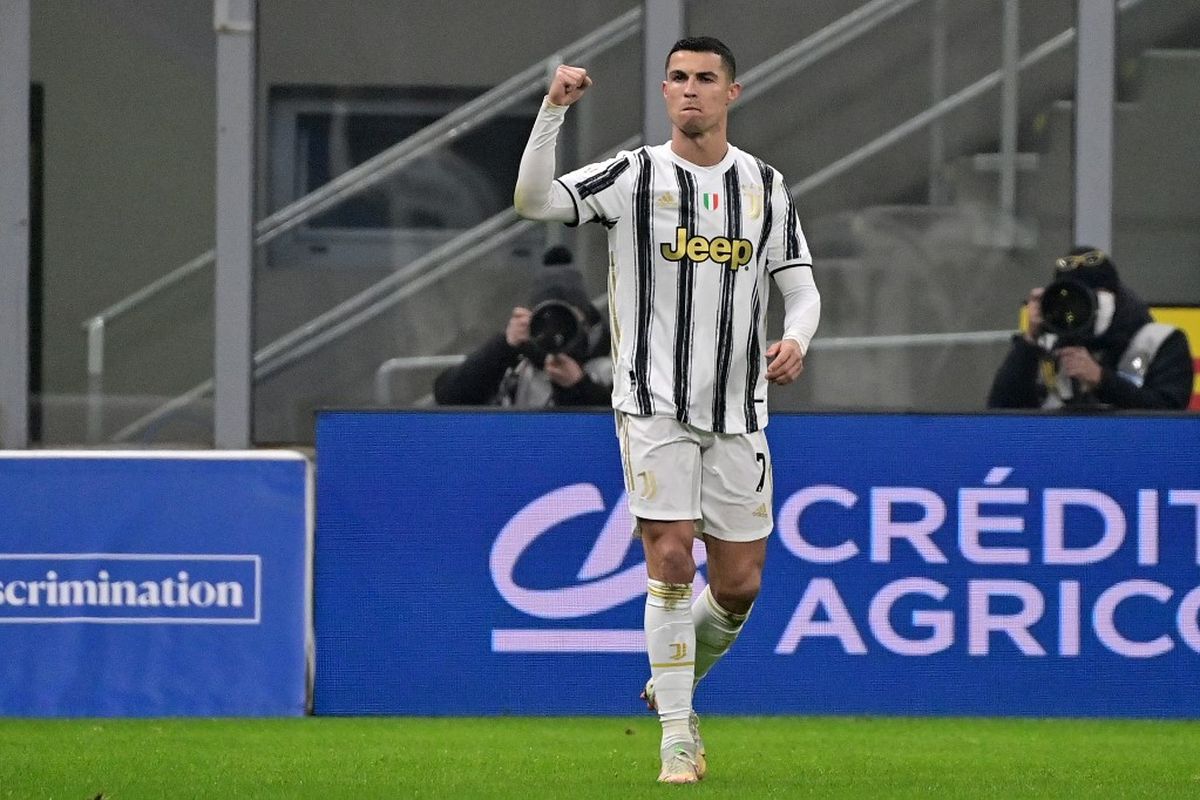 Penyerang Juventus Cristiano Ronaldo berselebrasi usai mencetak gol ke gawang Inter Milan pada laga leg pertama semifinal Coppa Italia 2020-2021 di Stadion Giuseppe Meazza, Selasa (2/2/2021) atau Rabu dini hari WIB. 