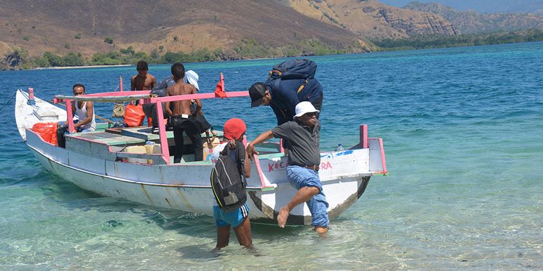 Tim penjelajah Pulau Kinde, Desa Tendakinde, Kecamatan Wolowae, Kabupaten Nagekeo, Flores, NTT, Kamis (20/6/2019) sedang turun dari perahu motor untuk menelusuri pantai pasir putih Pulau Kinde. Pulau Kinde berada di bagian utara dari Pulau Flores. 