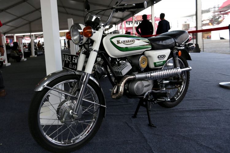 Motor klasik dipamerkan saat ajang Indonesia International Motor Show (IIMS) 2017 di JI Expo, Kemayoran, Jakarta, Sabtu (29/4/2017). Ajang pameran otomotif terbesar di Indonesia ini akan berlangsung hingga 7 Mei mendatang. KOMPAS IMAGES/KRISTIANTO PURNOMO