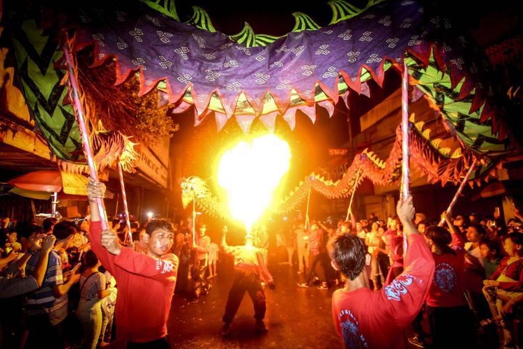 Suasana pawai pesta rakyat Cap Go Meh Street Festival di Jalan Suryakencana, Kota Bogor, Jawa Barat, Jumat (2/03/2018). Acara yang dikemas dalam bentuk kirab budaya nusantara ini merupakan puncak perayaan imlek yang selalu digelar setiap tahun.