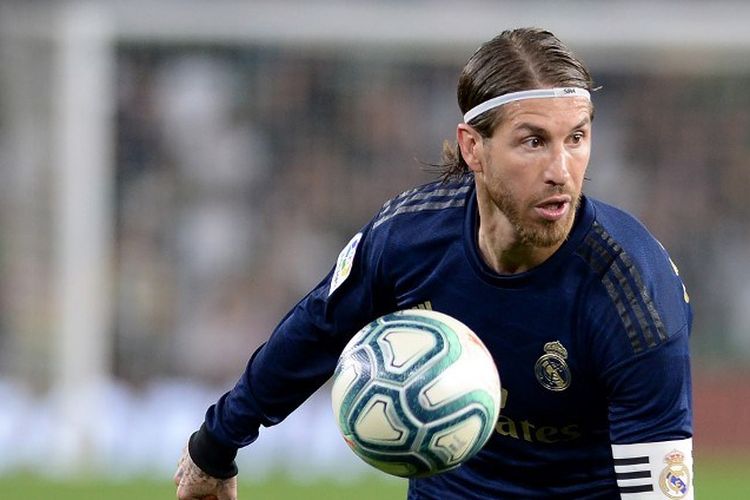 Bek Real Madrid asal Spanyol, Sergio Ramos mengamati bola selama pertandingan sepak bola liga Spanyol antara Real Betis dan Real Madrid CF di stadion Benito Villamarin di Seville pada 8 Maret 2020.