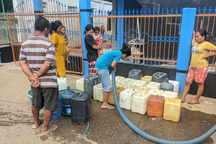 Warga Kota Bima saat mengisi air bantuan dari BPBD