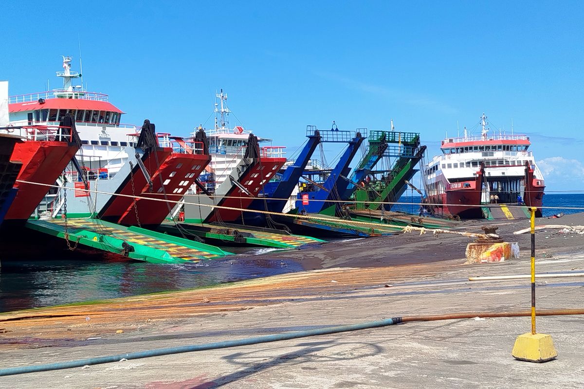 Deretan kapal di dermaga Bulusan Pelabuhan Ketapang. 