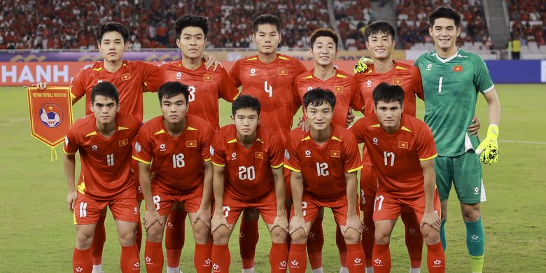 Pesepak bola Timnas U23 Vietnam berfoto sebelum melawan Timnas U23 Indonesia pada pertandingan final Piala AFF U23 2025 di Stadion Utama Gelora Bung Karno (SUGBK), Senayan, Jakarta, Selasa (29/7/2025). ANTARA FOTO/Dhemas Reviyanto/Lmo/nym.