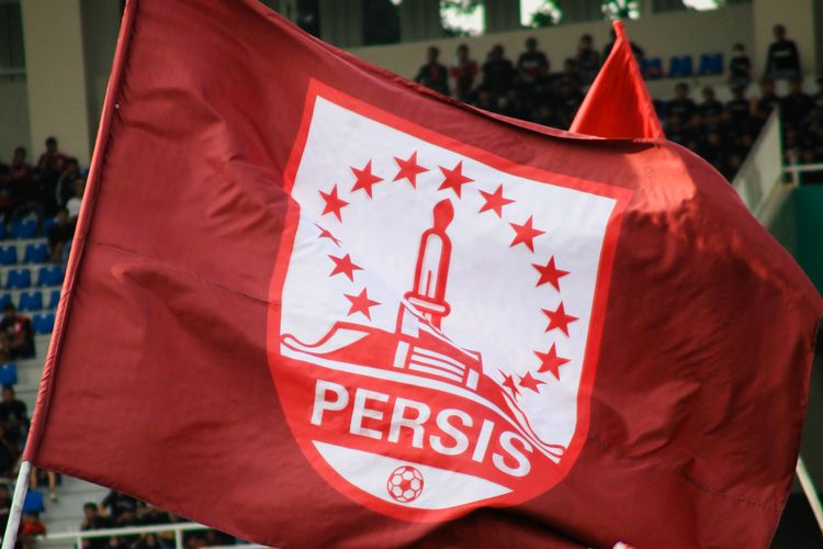 Logo Persis Solo. Di artikel ini terdapat informasi mengenai bus tim Persis Solo iserang oleh sekelompok orang hingga menyebabkan kaca bagian depan kendaraan retak selepas laga melawan Persita Tangerang di Stadion Indomilk Arena, Tangerang, Sabtu (28/1/2023) sore WIB.