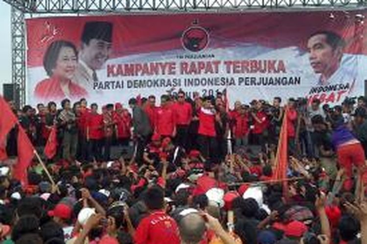 Suasana sebelum Joko Widodo alias Jokowi berorasi di kampanye nasional PDI Perjuangan, di lapangan Mulyorejo, Sukun, Kota Malang, Minggu (30/3/2014).