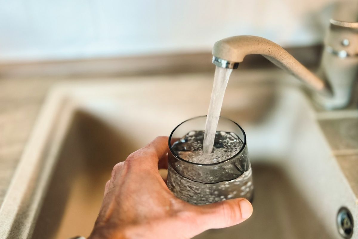 Nanoplastik membuat bakteri di air semakin kuat. Hal ini berisiko bagi sistem air minum dan kesehatan masyarakat.