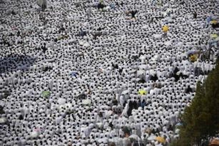 Ribuan umat Islam shalat berjamaah di Masjid Namira, Padang Arafah, dekat kota suci Mekah, Saudi Arabia, 23 September 2015. Umat Islam berkumpul di Padang Arafah pada puncak ibadah haji, tepatnya 9 Dzulhijjah pada penanggalan Islam.