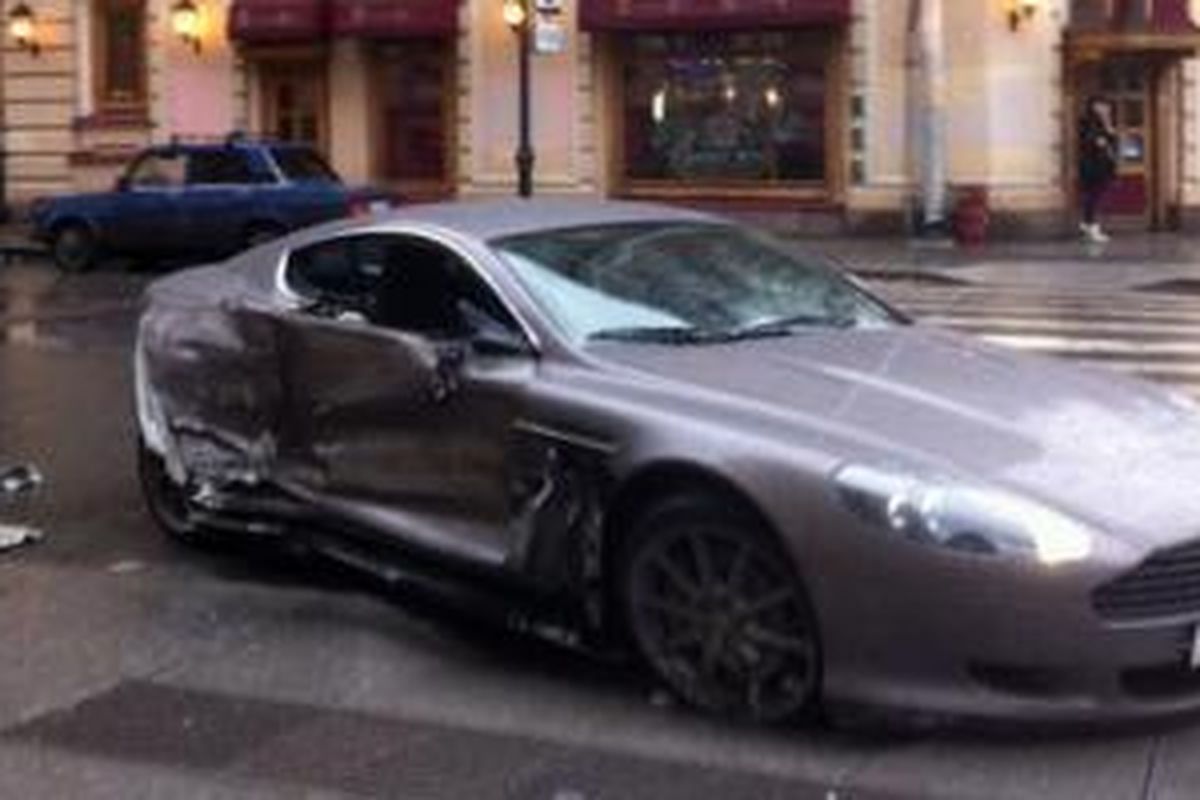 Remaja muda kecelakaan setelah membeli Aston Martin baru tiga hari di Rusia.