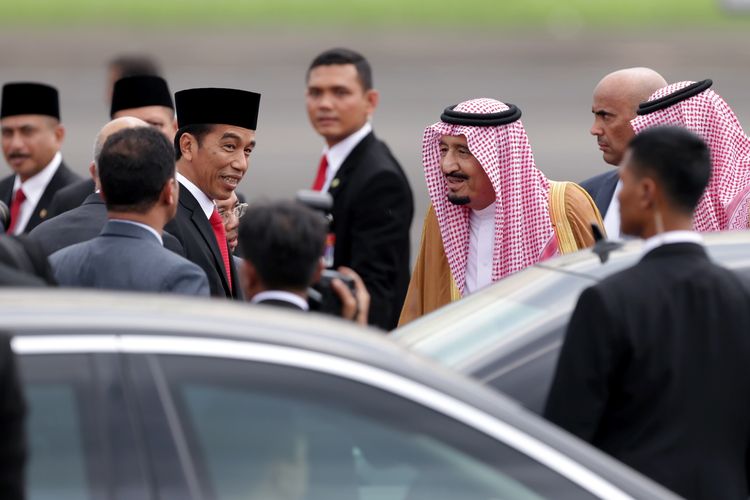 Raja Arab Saudi Salman bin Abdulaziz al-Saud disambut Presiden Republik Indonesia, Joko Widodo di landasan pacu VVIP Bandara Halim Perdanakusuma, Jakarta, Rabu (1/3/2017). Kunjungan Raja Salman ke Indonesia kali ini setelah 47 tahun lalu dalam rangka kerja sama bilateral Indonesia - Arab Saudi.