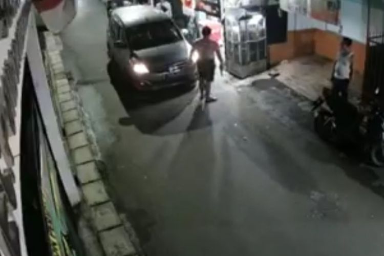 Seorang pengendara mobil terlibat cekcok dengan sejumlah warga hingga berujung mengeluarkan diduga pistol terjadi di Jalan Haji Sarmah, Perigi, Pondok Aren, Tangerang Selatan, Jumat (24/12/2021). Aksi ini bermula saat pengemudi mobil menabrak motor yang sedang terparkir di depan warung kelontong di lokasi.