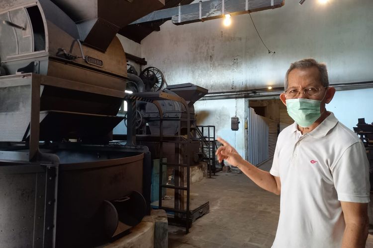 Widayat Basuki Dharmowiyono sedang menunjukkan mesin penyangrai kopi yang berusia lebih dari satu abad, Selasa (10/5/2022).