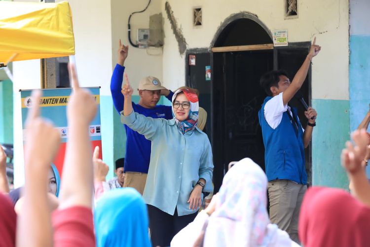 Calon Gubernur Banten Airin saat berkunjung ke Kecamatan Cikande, Kabupaten Serang, Banten pada Minggu (6/10/2024).