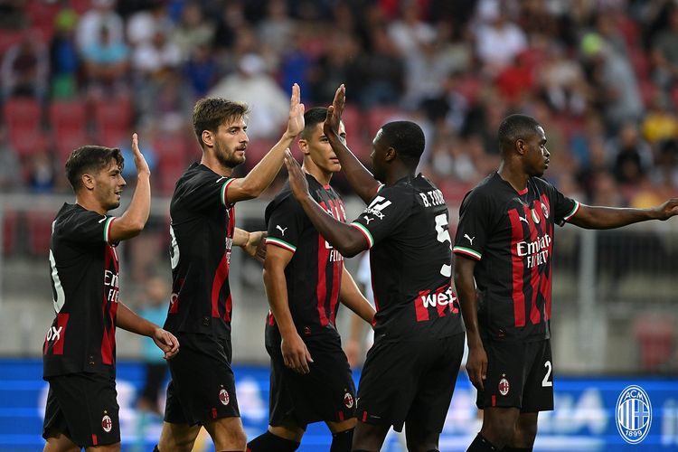 Pemain AC Milan merayakan gol pada laga uji coba kontra tim Austria, Wolfsberger AC, yang dihelat di Hypo-Arena atau Worthersee Stadium, Austria, Kamis (28/7/2022) dini hari WIB. Pertandingan Wolfsberger vs Milan berakhir 0-5 untuk kemenangan Rossoneri.