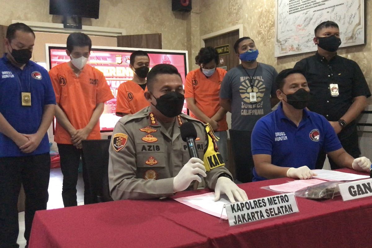 Kapolres Metro Jakarta Selatan, Kombes Pol Azis Andriansyah memberikan keterangan pers penangkapan artis grup rap berinisial ID di Mapolres Metro Jakarta Selatan, Jumat (6/8/2021) sore.