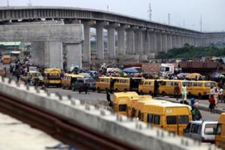 Pembangunan jalan kereta api di sebuah distrik di kota Lagos, Nigeria. 