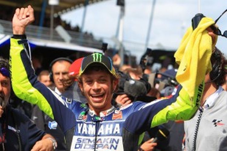 Pebalap Italia, Valentino Rossi, berteriak merayakan kemenangannya di Sirkuit Assen pada balapan GP Belanda, Sabtu (29/6/2013).