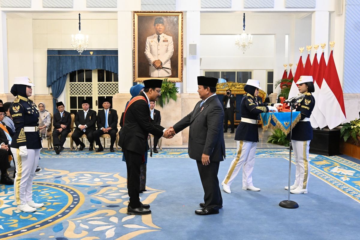 Presiden RI Prabowo Subianto saat menyematkan tanda kehormatan Bintang Mahaputra Adipurna kepada Menteri Sosial Saifullah Yusuf (Gus Ipul) dalam upacara penganugerahan di Istana Negara, Jakarta, Senin (25/8/2025).