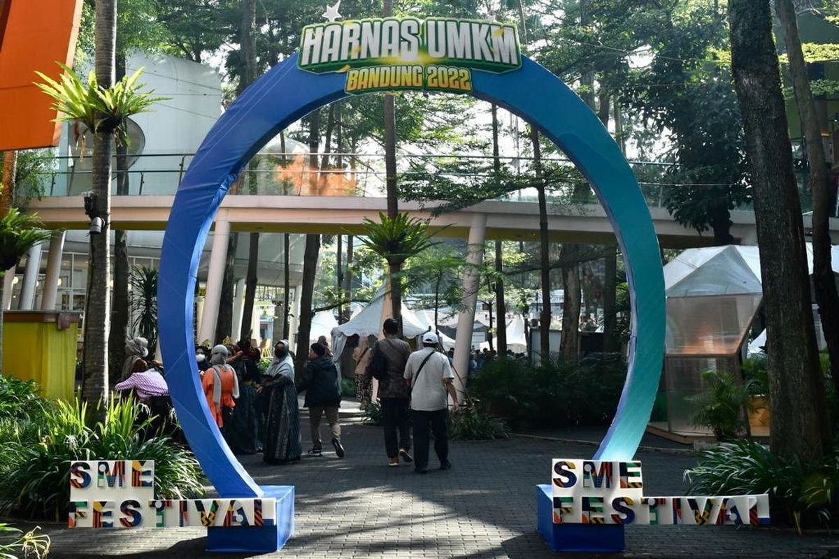  Acara Peringatan Hari UMKM Nasional di Cihampelas Walk, Bandung, Jawa Barat, Jumat (12/8/2022)