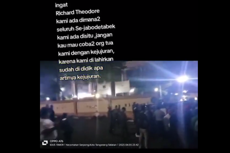 Tangkapan layar twit video disertai keterangan rumah content creator Richard Theodore di Tangerang Selatan (Tangsel) dikepung warga Nusa Tenggara Timur (NTT).