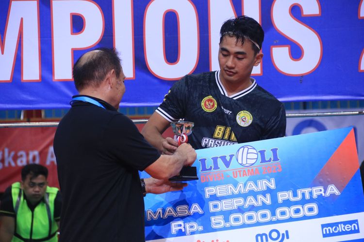 Pemain BIN Pasundan, Fikri Mustofa Kamal, meraih penghargaan Pemain Masa Depan Livoli Divisi Utama 2023. Fikri membantu BIN Pasundan menajdi juara Livoli Divisi Utama 2023 usai mengalahkan LavAni 3-2 di GOR Joyoboyo, Kediri, Jawa Timur, Minggu (10/12/2023). 
