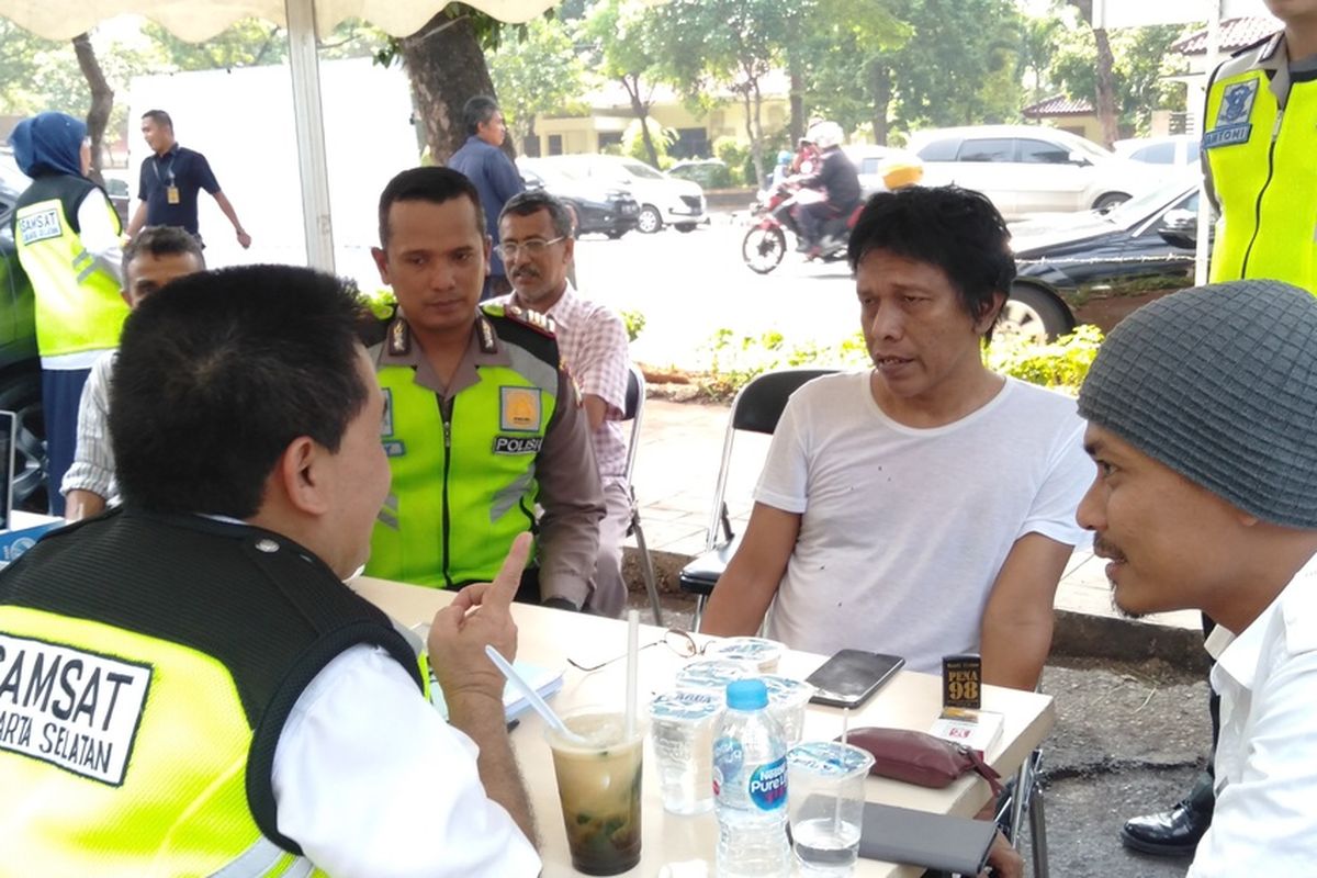 Adian Napitupulu bayar pajak kendaraan di depan TMP Kalibata, Jakarta Selatan, Senin (11/12/2019)
