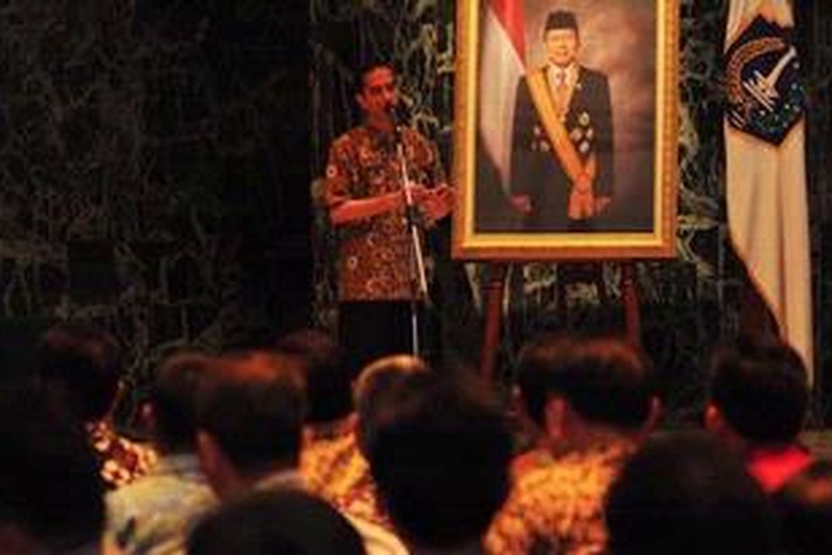 Gubernur dan Wakil Gubernur DKI Jakarta Jokowi-Basuki, memimpin pertemuan dengan lurah dan camat di Balai Agung Kompleks Balai Kota, Jalan Medan Merdeka Selatan, Gambir, Jakarta Pusat, Kamis (25/10/2012). Pertemuan yang di hadiri oleh Bupati, Walikota, Lurah, dan Camat se-Jakarta tersebut bertujuan untuk memberikan pengarahan mengenai birokrasi yang dapat melayani masyarakat dan harus memulai pelayanan masyarakat tepat waktu sehingga semakin optimal.