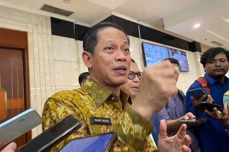 Menteri Lingkungah Hidup Hanif Faisol Nurofiq memberikan pernyataan kepada wartawan di Jakarta Selatan, Kamis (10/4/2025). 