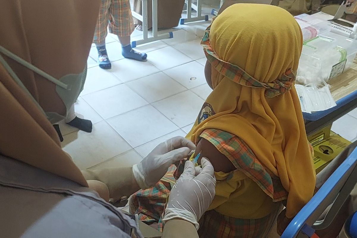 Seorang anak TK di Sumenep, Jawa Timur, divaksin campak. 