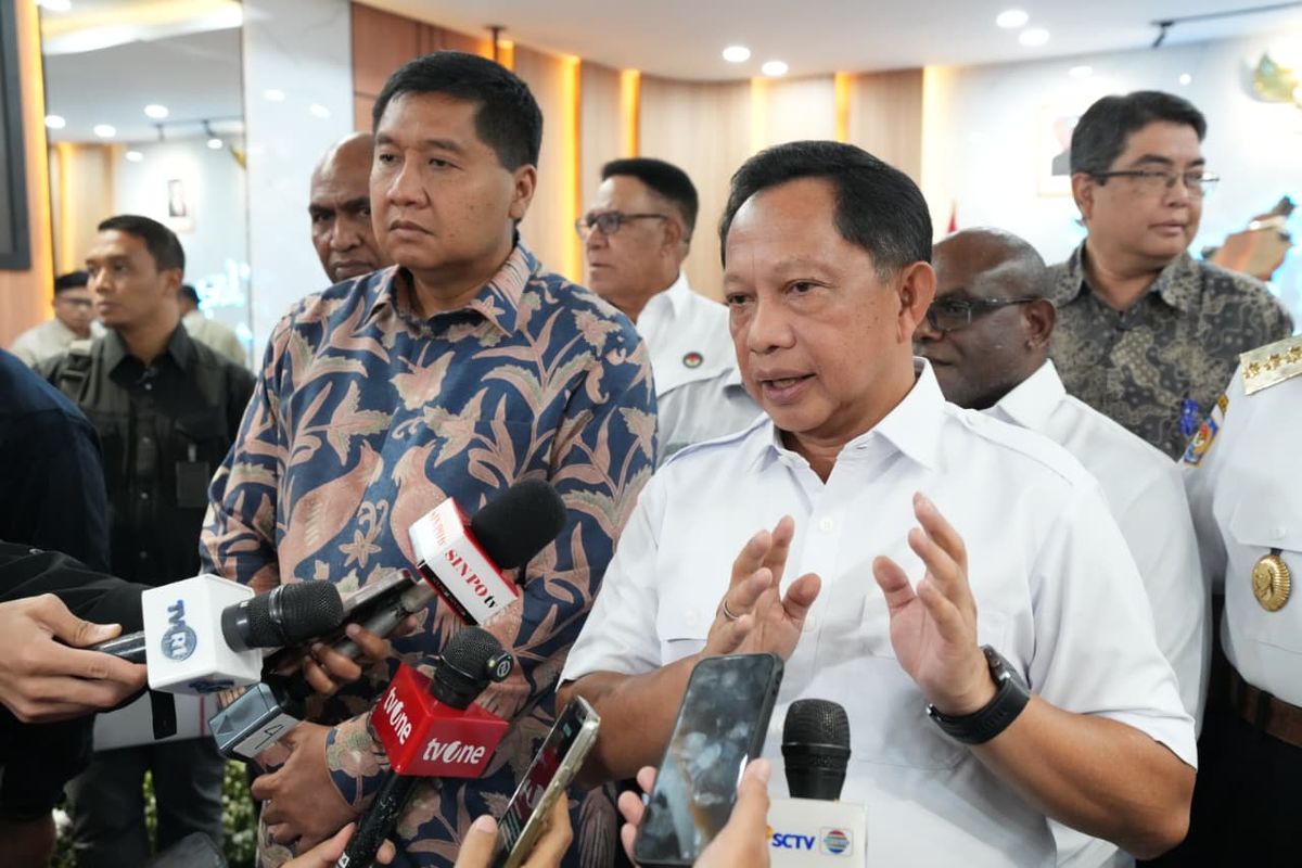 Menteri Dalam Negeri (Mendagri) Muhammad Tito Karnavian usai Rapat Persiapan Pembangunan dan Rehabilitasi Rumah Layak Huni di 6 Provinsi di Wilayah Papua, di Kantor Pusat Kementerian Dalam Negeri (Kemendagri), Jakarta, Rabu (15/4/2026).
