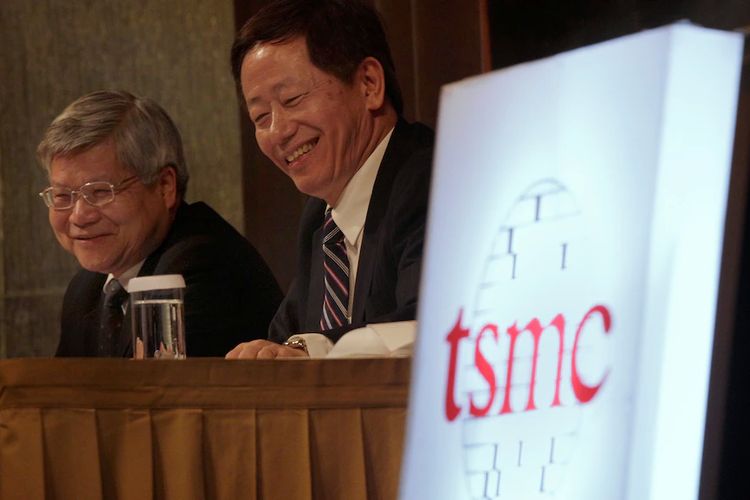 Salah satu direktur eksekutif TSMC Mark Liu (kanan) mengatakan tidak seorang pun bisa menguasai TSMC dengan paksaan.