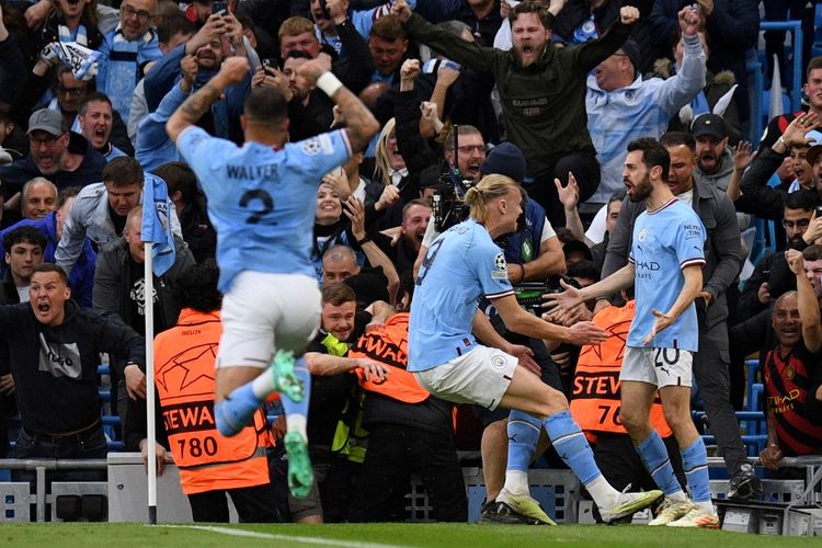 Gelandang Manchester City, Bernardo Silva (paling kanan), merayakan gol bersama Erling Haaland dalam laga leg kedua semifinal Liga Champions 2022-2023 kontra Real Madrid. Laga Man City vs Real Madrid tersebut digelar di Stadion Etihad, Manchester, pada Rabu (17/5/2023) malam waktu setempat. (Foto oleh Oli Scarff/AFP)