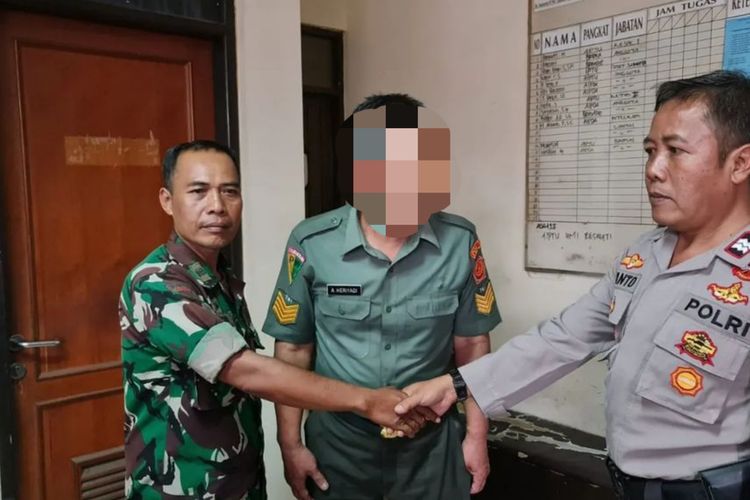 TNI gadungan berpangkat Sersan Mayor (Serma) atas nama Aditya Herriyadie yang ditangkap oleh seorang Babinsa berpangkat Sersan Dua (Serda) di wilayah Jatiasih, Kota Bekasi, Minggu (2/4/2023).