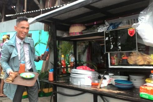 Berita Foto: Gaya Mas Rinto, Tukang Bakso Berdasi Keliling Dorong Gerobak