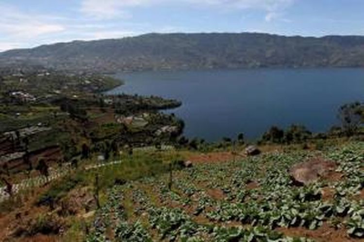 Panorama Danau di Bawah, Kabupaten Solok, Sumatera Barat, Kamis (6/6/2013). Danau di Bawah adalah danau kembar dan salah satu dari lima danau yang ada di Sumatera Barat yaitu Danau Singkarak, Danau Maninjau, Danau di Bawah, Danau di Atas dan Danau Talang.