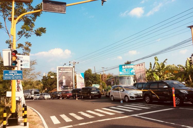 Ribuan Kendaraan Mengantri di Pertigaan Gading, Playen, Gunungkidul,. jalur Yogyakarta-Wonosari Terpantau Padat Merayap 