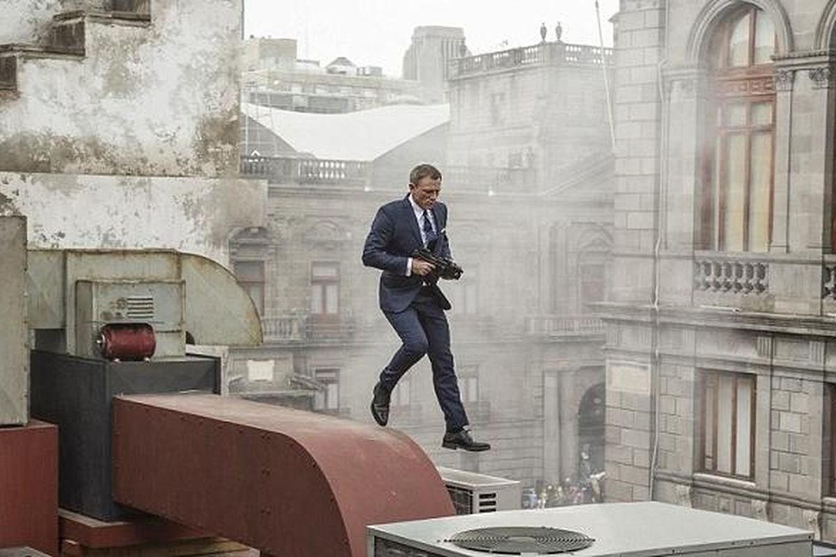 James Bond alias Daniel Craig dalam scene pembuka 'Spectre' sedang melompati atap Zocalo, Mexico City