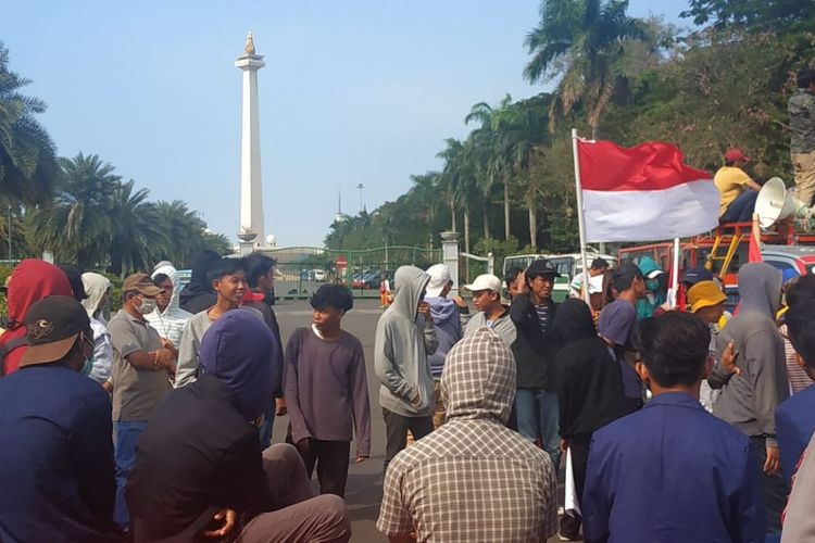 Sejumlah demonstran mengaku mahasiswa berunjuk rasa di Pos Polisi Patung Kuda, Jakarta Pusat, Senin (30/9/2019). Mereka mendukung langkah pemerintah merevisi UU KPK meskipun tak tahu nama pimpinan KPK terpilih.