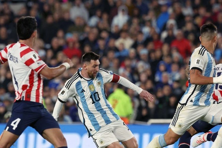 Lionel Messi kala beraksi membela Argentina dalam laga Kualifikasi Piala Dunia 2026 melawan Paraguay di Stadion Monumental, Buenos Aires, 12 Oktober 2023. Terkini, FIFA mengumumkan jadwal dan arena Piala Dunia 2026. (Photo by Alejandro PAGNI / AFP)