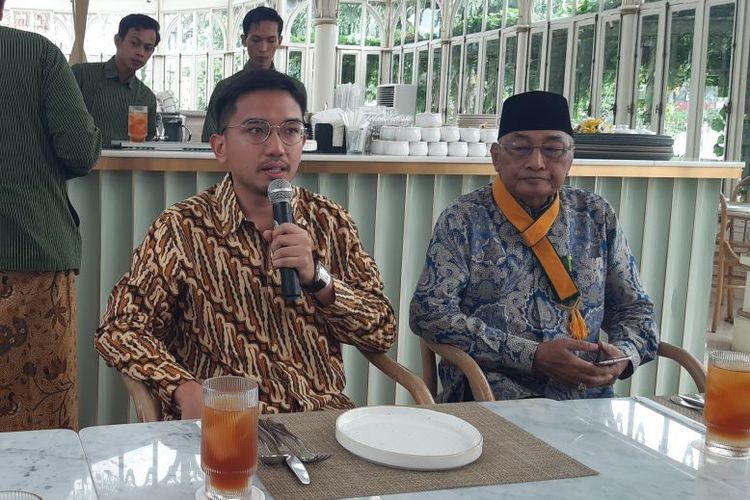 Kanjeng Gusti Pangeran Adipati Arya (KGPAA) Mangkunegara X memberikan keterangan pers kirab malam 1 Sura di Pura Mangkunegaran Solo, Jawa Tengah, Jumat (28/6/2024).