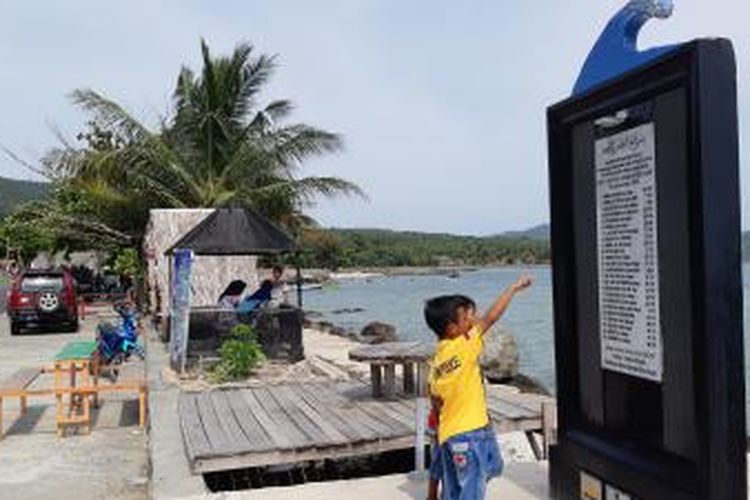 Anak-anak melihat monumen tsunami, Minggu (22/12/2019) yang didirikan Di Desa Kujir, Kecamatan Rajabasa, Kabupaten Lampung Selatan, Lampung, untuk mengenang bencana.