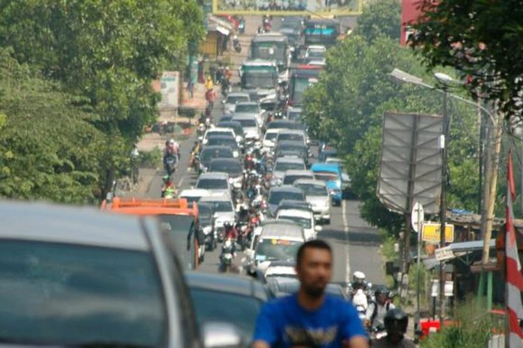 Ilustrasi Jalur Puncak: Memasuki masa libur panjang di Jalur Puncak terjadi antrian kendaraan roda dua maupun roda empat, Jumat (6/5/2016).