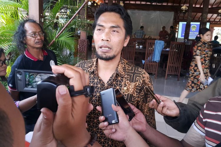 Bupati Madiun, Ahmad Dawami yang biasa akrab disapa Kaji Mbing memberikan keterangan kepada media di Kabupaten Madiun.