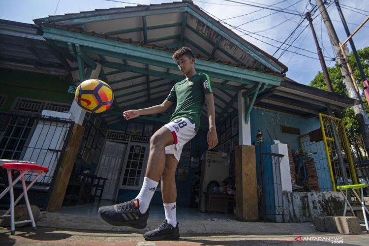 Pesepak bola Sutan Zico berlatih usai mengikuti pemusatan latihan Timnas Indonesia U-19 secara virtual di kediamannya di Desa Tlajung Udik, Gunung Putri, Kabupaten Bogor, Jawa Barat, Senin (1/6/2020).
