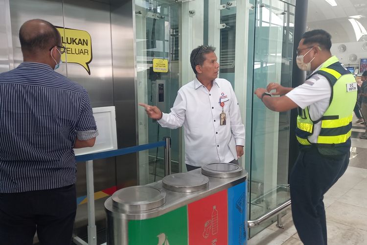 Kepala Ombudsman Sumatra Utara, Abyadi Siregar, saat mengecek lift di Bandara Kualanamu,  Senin (1/5/2023) . Seorang perempuan bernama Aisiah Shinta Dewi Hasibuan (43)  ditemukan tewas setelah terjatuh di lift itu.